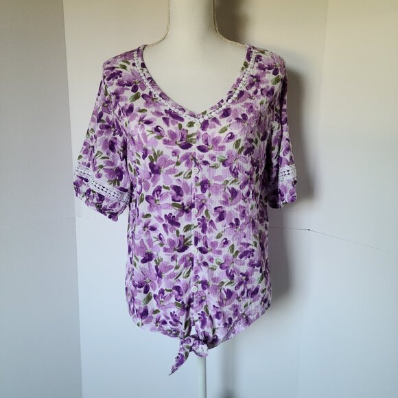 Berkley Jensen Tops - BERKLEY JENSEN TIE FRONT TOP-CROCHET TRIM-V-NECK CRIINKLE FLORAL FABRIC SZ MED